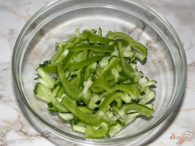 Фото приготовление рецепта: Салат с отварной кукурузой и перепелиными яйцами шаг №4