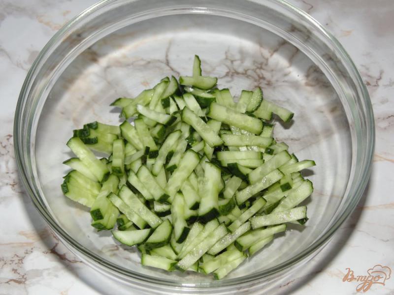 Фото приготовление рецепта: Салат с отварной кукурузой и перепелиными яйцами шаг №3