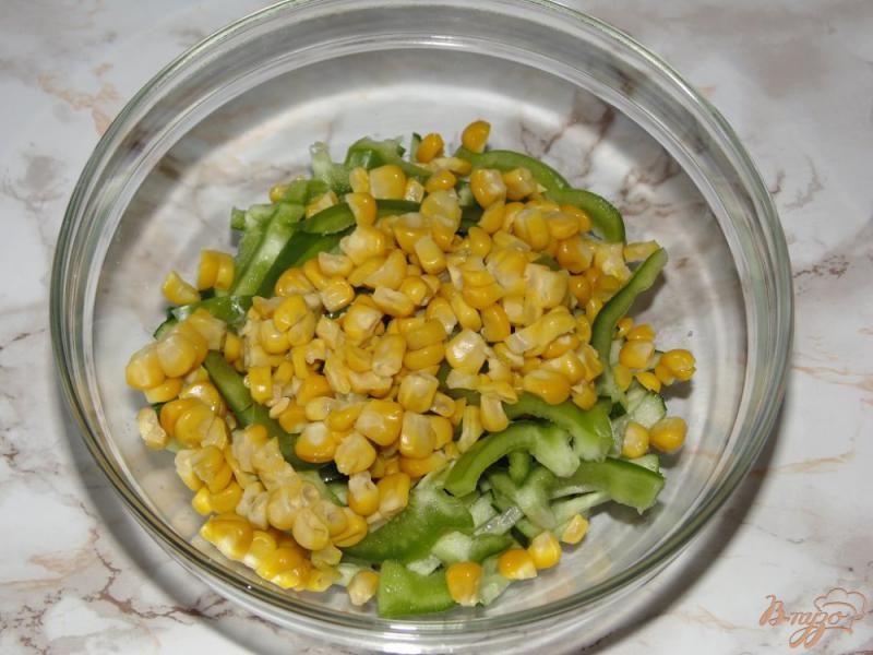Фото приготовление рецепта: Салат с отварной кукурузой и перепелиными яйцами шаг №5