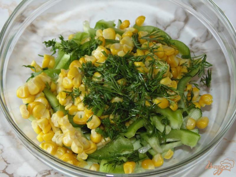 Фото приготовление рецепта: Салат с отварной кукурузой и перепелиными яйцами шаг №6