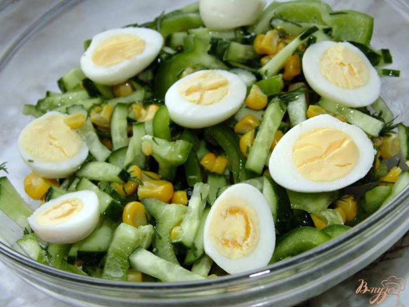 Фото приготовление рецепта: Салат с отварной кукурузой и перепелиными яйцами шаг №7