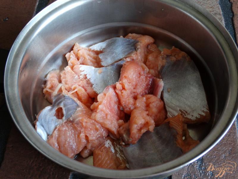 Фото приготовление рецепта: Горбуша в томатном соусе шаг №2