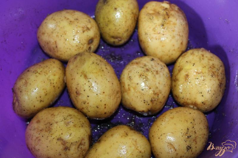 Фото приготовление рецепта: Картофельная гармошка из копченым салом и перцем под соусом шаг №4