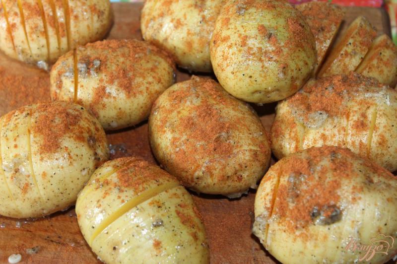 Фото приготовление рецепта: Картофельная гармошка из копченым салом и перцем под соусом шаг №7