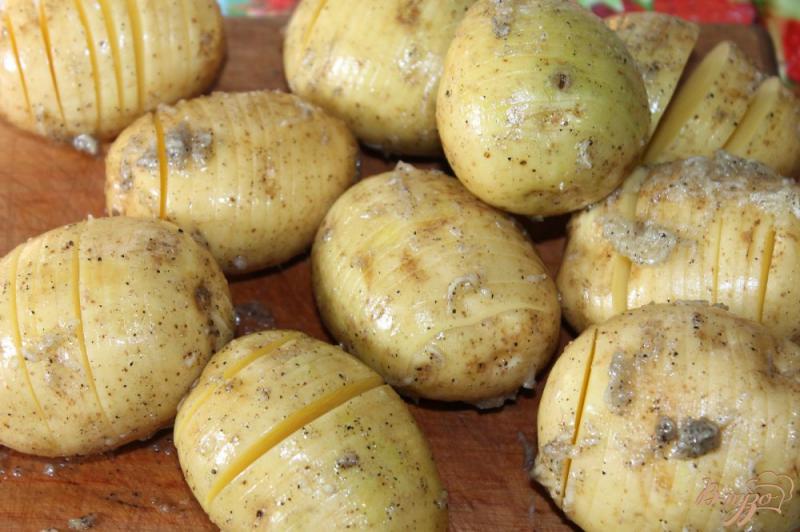 Фото приготовление рецепта: Картофельная гармошка из копченым салом и перцем под соусом шаг №6