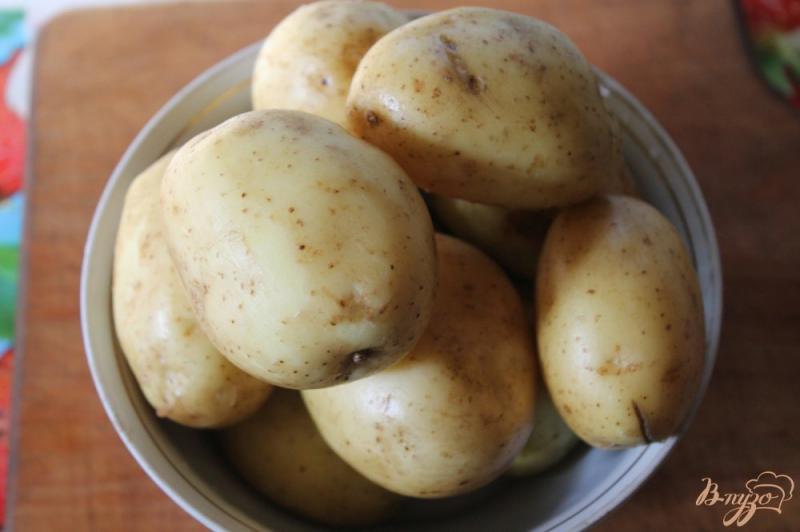 Фото приготовление рецепта: Картофельная гармошка из копченым салом и перцем под соусом шаг №1