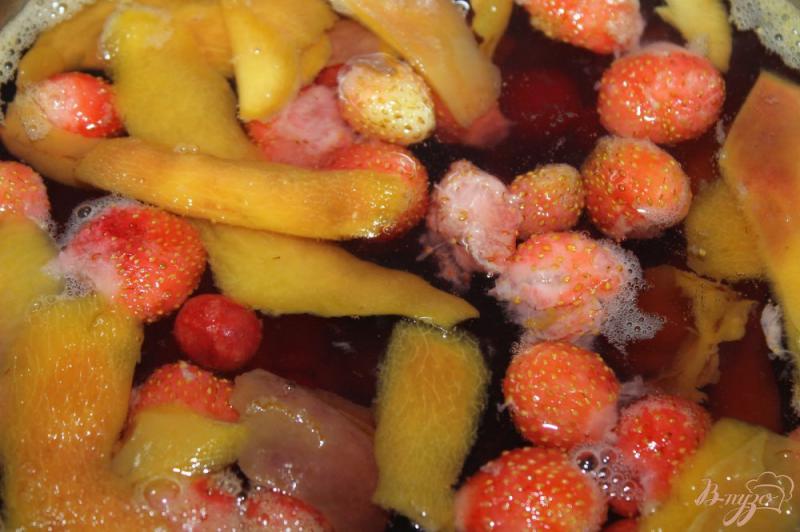 Фото приготовление рецепта: Компот из винограда, абрикос и клубники шаг №3