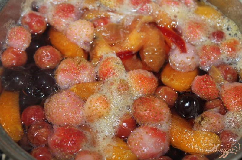 Фото приготовление рецепта: Компот из винограда, абрикос и клубники шаг №4