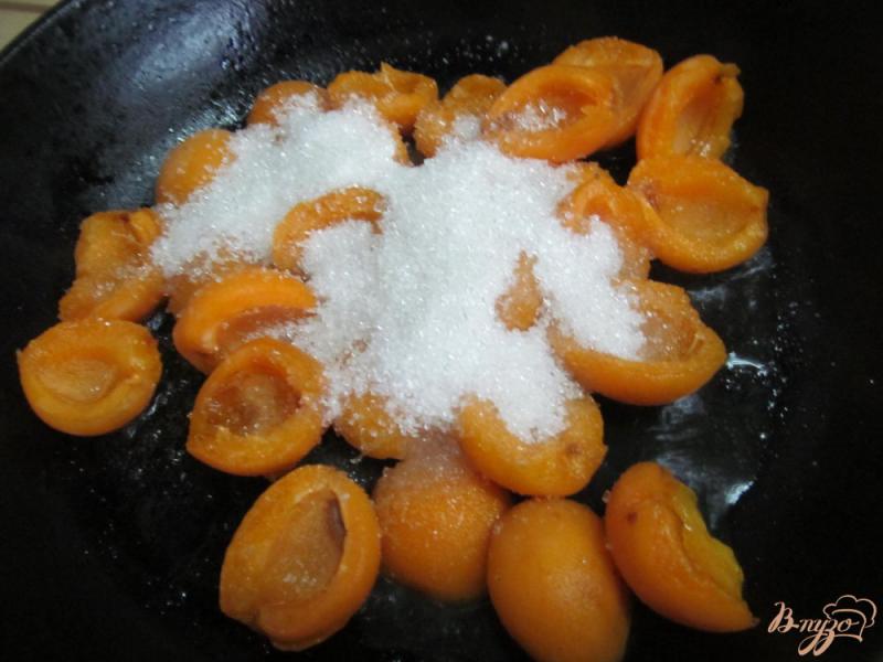 Фото приготовление рецепта: Блинчики под абрикосовой карамелью шаг №4