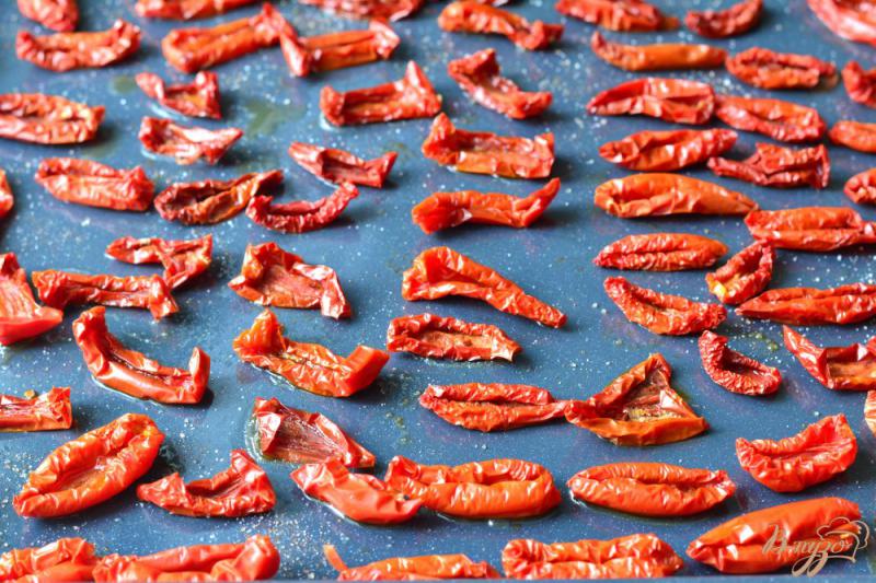 Фото приготовление рецепта: Вяленые томаты со свежим базиликом шаг №4