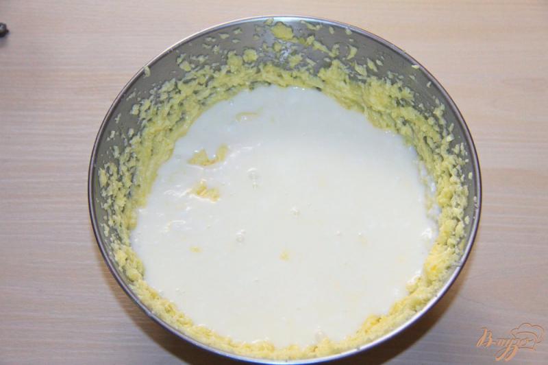 Фото приготовление рецепта: Кекс на кефире с кокосовой стружкой шаг №4