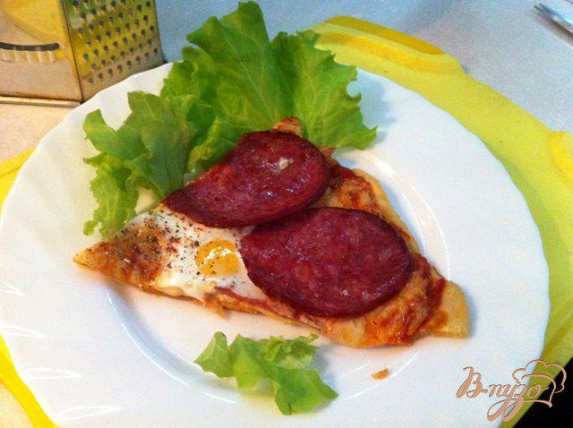 Фото приготовление рецепта: Пицца с салями и перепелиными яйцами шаг №5