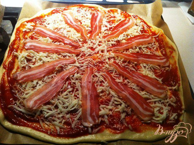 Фото приготовление рецепта: Пицца с салями, копченой грудинкой и моцареллой шаг №3
