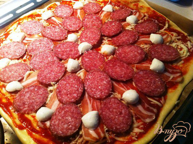 Фото приготовление рецепта: Пицца с салями, копченой грудинкой и моцареллой шаг №4