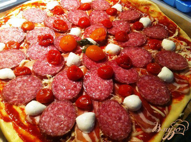 Фото приготовление рецепта: Пицца с салями, копченой грудинкой и моцареллой шаг №5