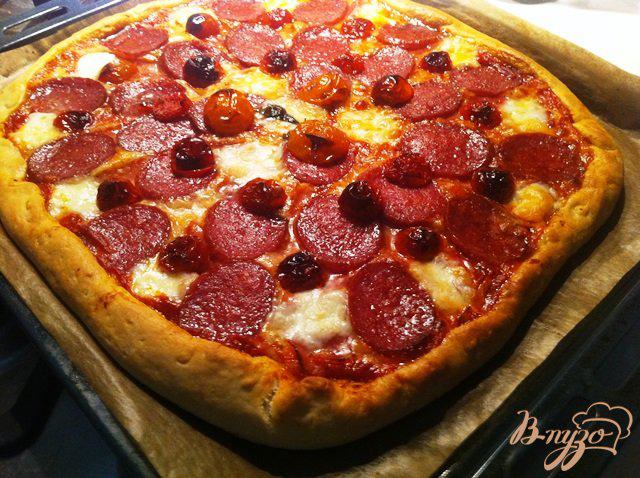 Фото приготовление рецепта: Пицца с салями, копченой грудинкой и моцареллой шаг №6