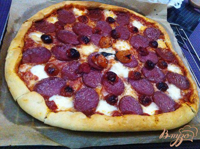 Фото приготовление рецепта: Пицца с салями, копченой грудинкой и моцареллой шаг №7