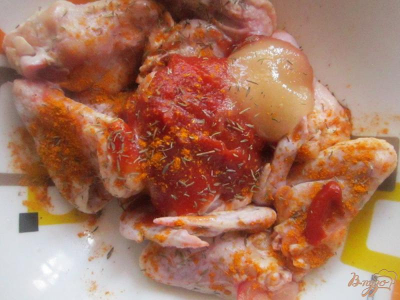 Фото приготовление рецепта: Куриные крылья запеченные в томатном соусе с картофелем шаг №1