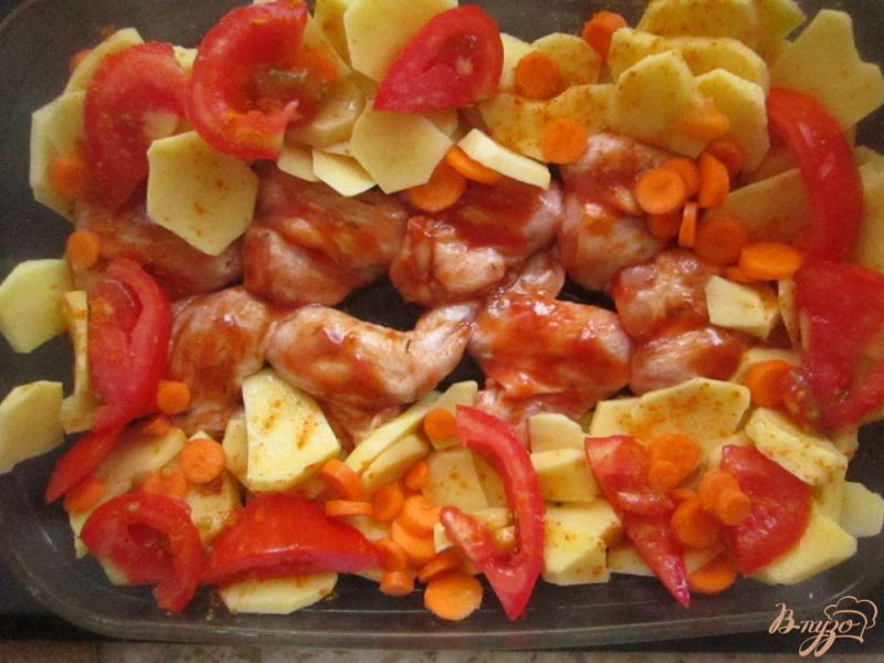 Фото приготовление рецепта: Куриные крылья запеченные в томатном соусе с картофелем шаг №4