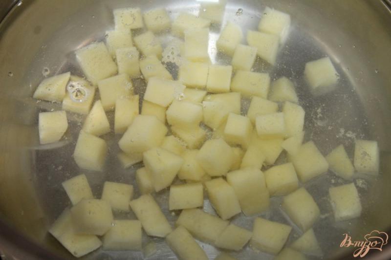 Фото приготовление рецепта: Овощной суп с колбасками и маринованными шампиньонами шаг №2