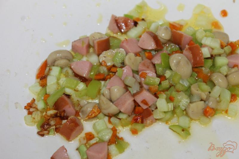 Фото приготовление рецепта: Овощной суп с колбасками и маринованными шампиньонами шаг №6
