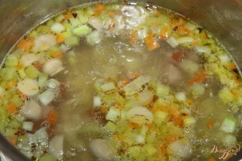 Фото приготовление рецепта: Овощной суп с колбасками и маринованными шампиньонами шаг №7