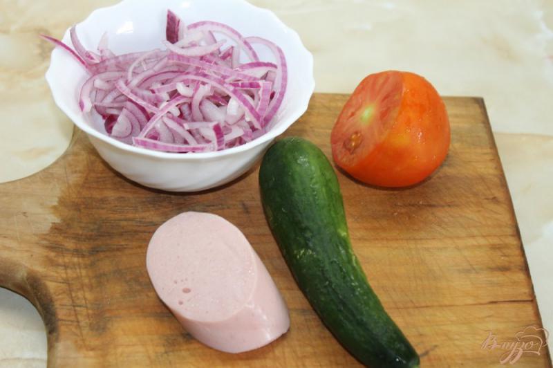 Фото приготовление рецепта: Салат из колбасы с сухариками и помидорами шаг №1