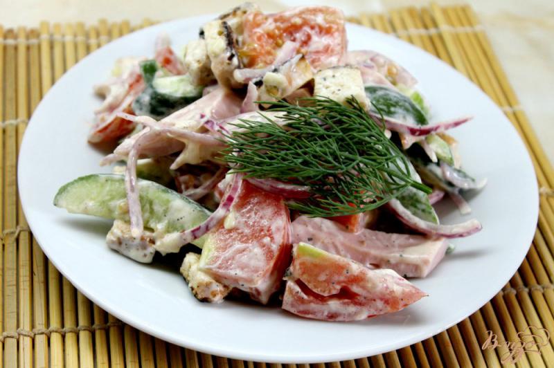Фото приготовление рецепта: Салат из колбасы с сухариками и помидорами шаг №8