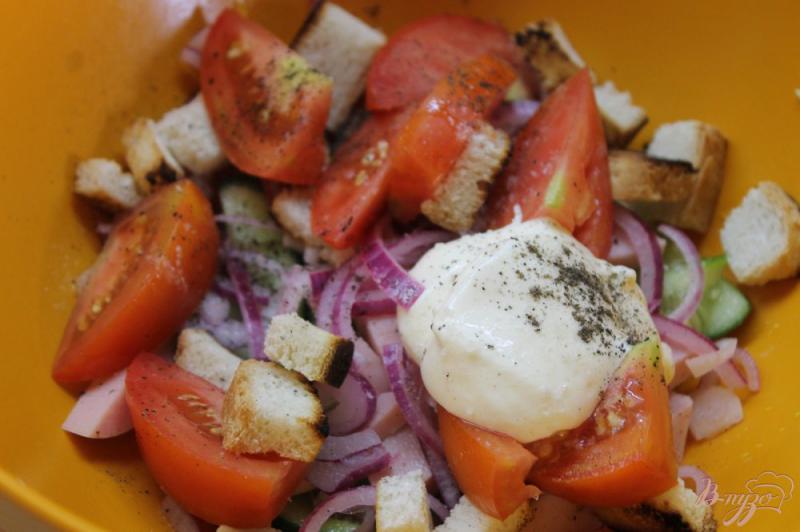 Фото приготовление рецепта: Салат из колбасы с сухариками и помидорами шаг №7