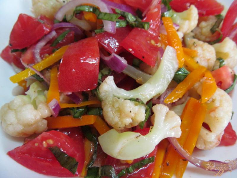 Фото приготовление рецепта: Салат из помидора с цветной капустой шаг №4