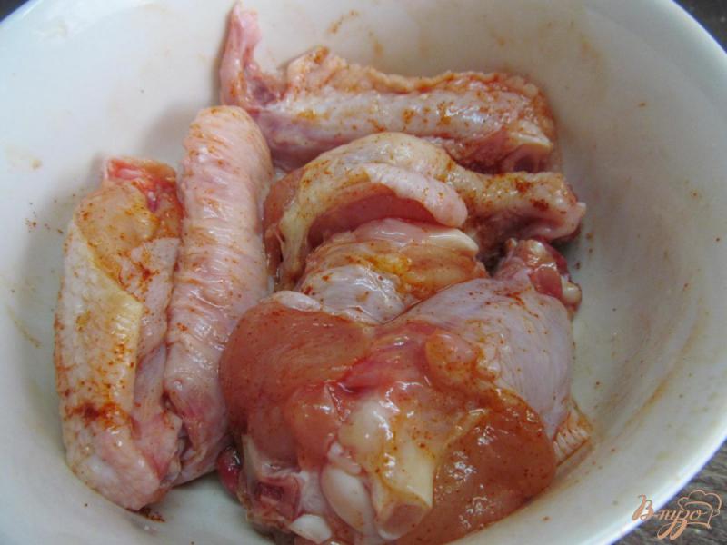 Фото приготовление рецепта: куриные крылья с грибным горячим салатом шаг №1