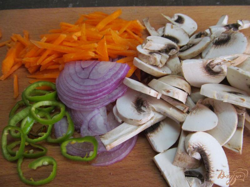Фото приготовление рецепта: куриные крылья с грибным горячим салатом шаг №2
