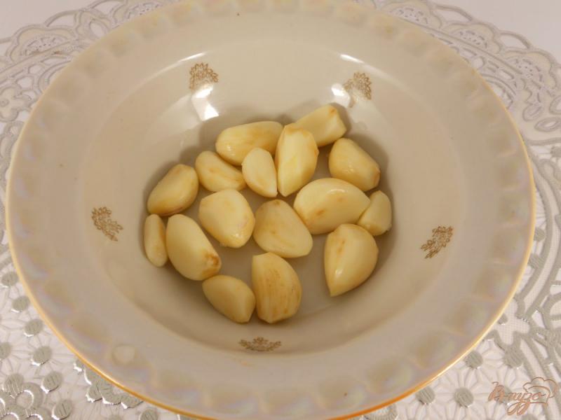 Фото приготовление рецепта: Закуска из чеснока в сметанно-медовом соусе шаг №1