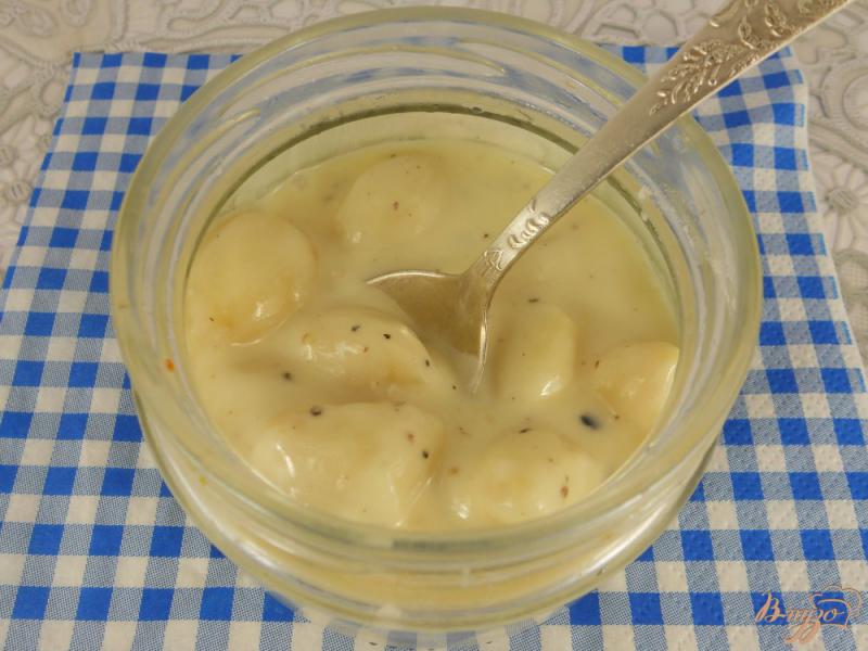 Фото приготовление рецепта: Закуска из чеснока в сметанно-медовом соусе шаг №5