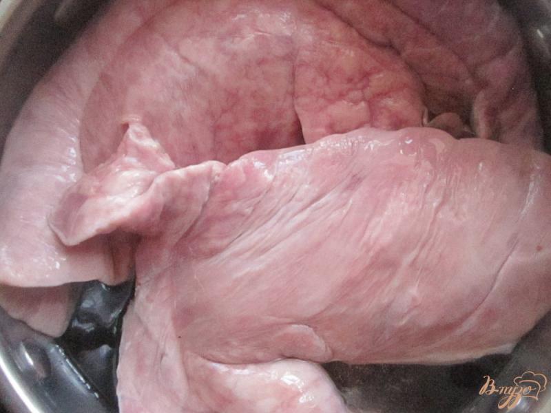 Фото приготовление рецепта: Жареное свиное легкое в маринаде шаг №2