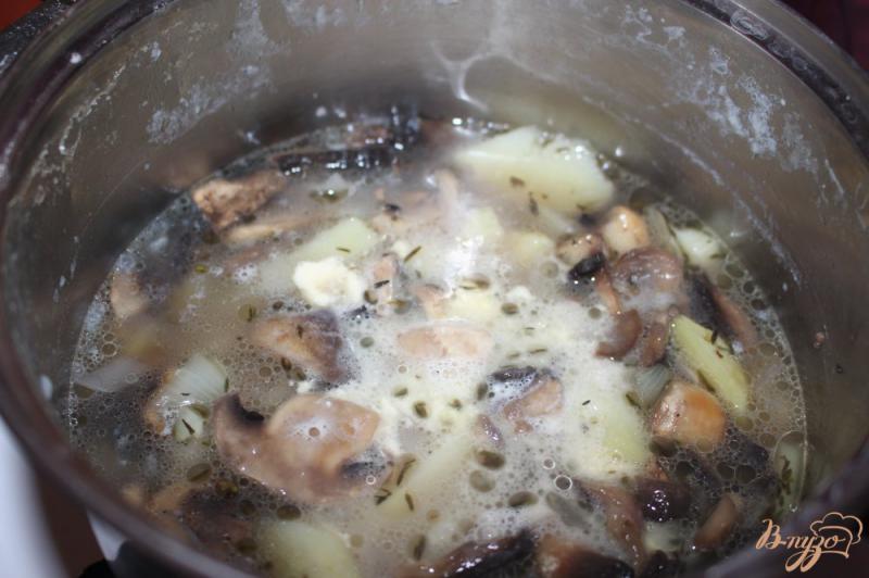 Фото приготовление рецепта: Крем суп из шампиньонов шаг №5