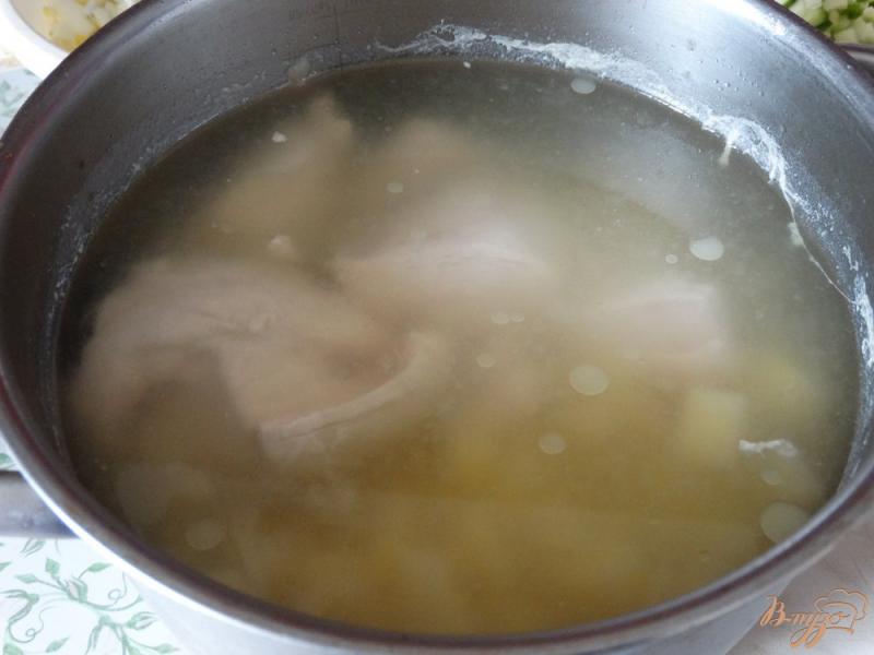 Фото приготовление рецепта: Окрошка с куриной грудкой на отваре шаг №1