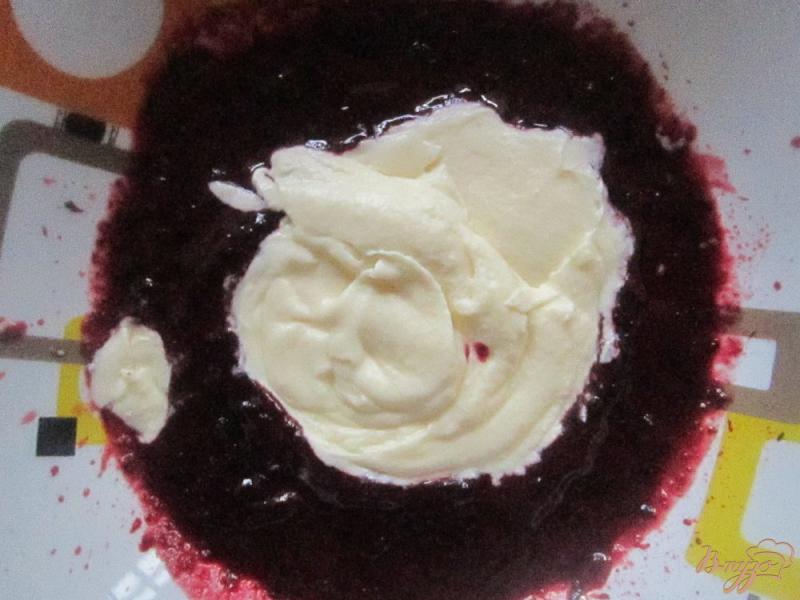 Фото приготовление рецепта: Бисквитный торт с черникой шаг №9