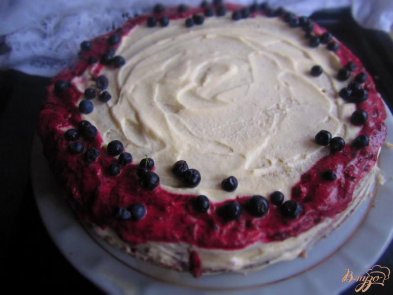 Фото приготовление рецепта: Бисквитный торт с черникой шаг №11