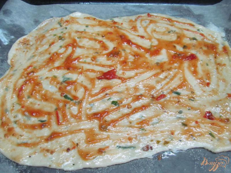 Фото приготовление рецепта: Пицца с двумя сырами на тесте с картофельным пюре шаг №5