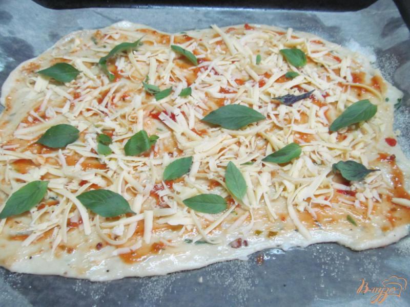 Фото приготовление рецепта: Пицца с двумя сырами на тесте с картофельным пюре шаг №6