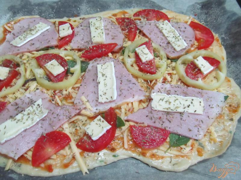 Фото приготовление рецепта: Пицца с двумя сырами на тесте с картофельным пюре шаг №8