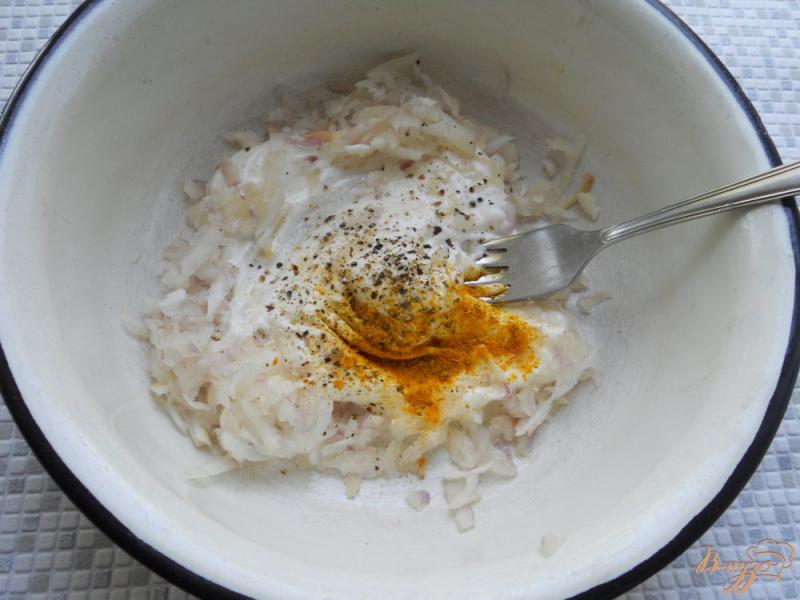 Фото приготовление рецепта: Куриное филе со сметано-луковым соусом и сыром на пару шаг №2