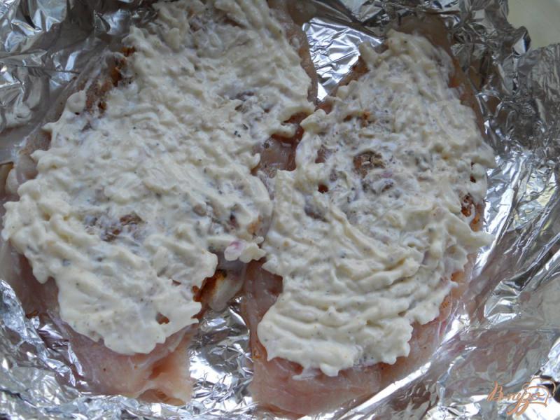 Фото приготовление рецепта: Куриное филе со сметано-луковым соусом и сыром на пару шаг №3