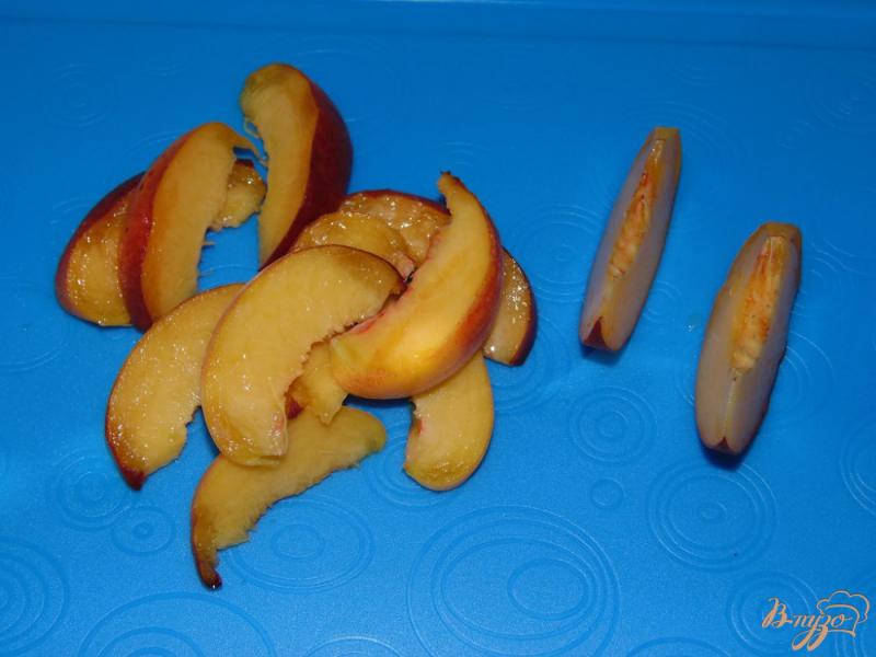 Фото приготовление рецепта: Творожный десерт со свежим персиком шаг №3