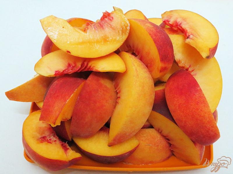 Фото приготовление рецепта: Компот из персиков, яблок и базилика шаг №2