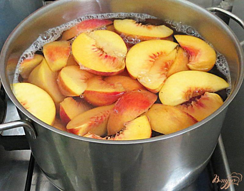 Фото приготовление рецепта: Компот из персиков, яблок и базилика шаг №6
