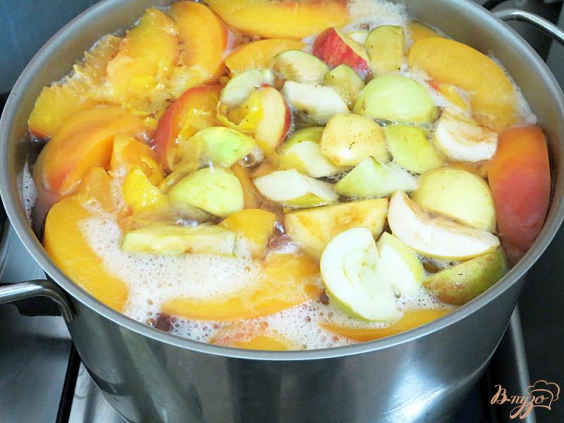 Фото приготовление рецепта: Компот из персиков, яблок и базилика шаг №7