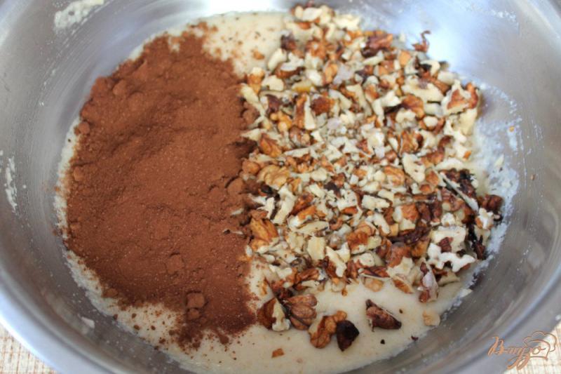 Фото приготовление рецепта: Шоколадные кексы с грецким орехом шаг №5