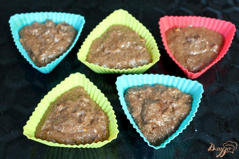 Фото приготовление рецепта: Шоколадные кексы с грецким орехом шаг №6